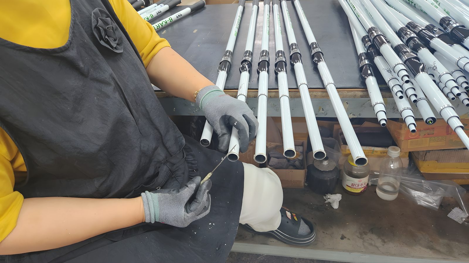 Rhyzome workshop — hand‑winding the rod guide by the artisan in a handcrafted process